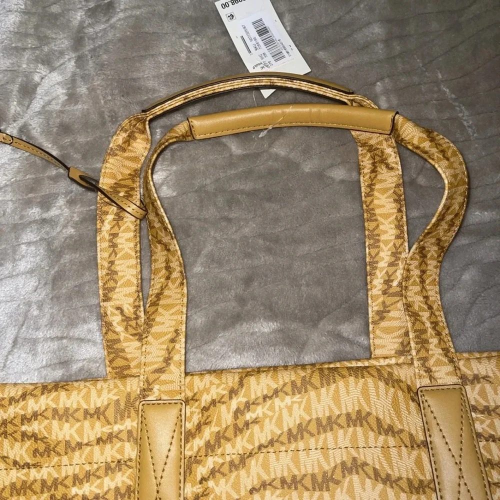 Michael Kors Large Tote bag- Yellow NEW with TAGS - Picture 4 of 8